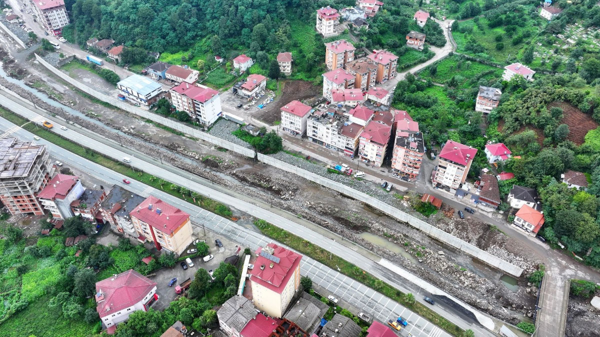Hopa Sundura Deresi taşkın kontrol projesinde çalışmalar hızla ilerliyor