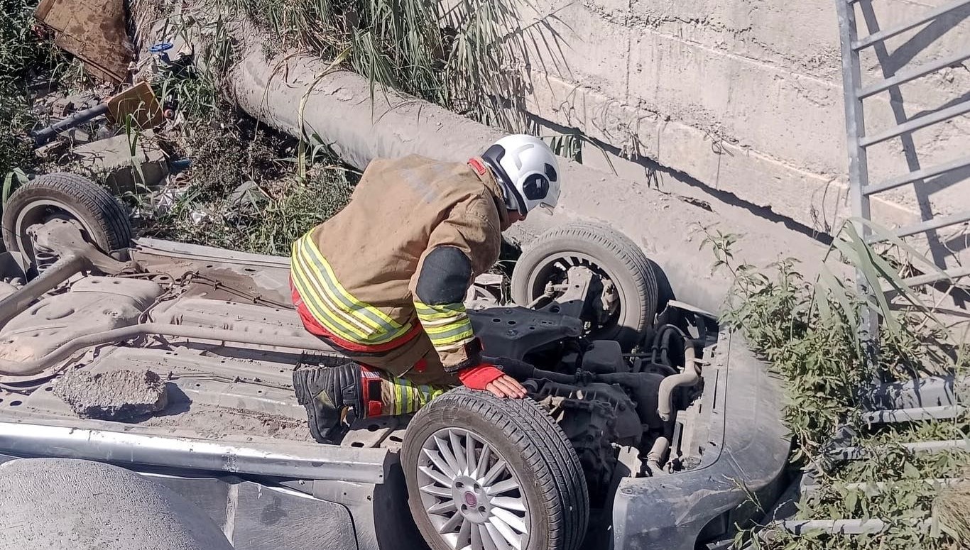 Antakya’da menfeze devrilen otomobilin sürücüsü yaralandı