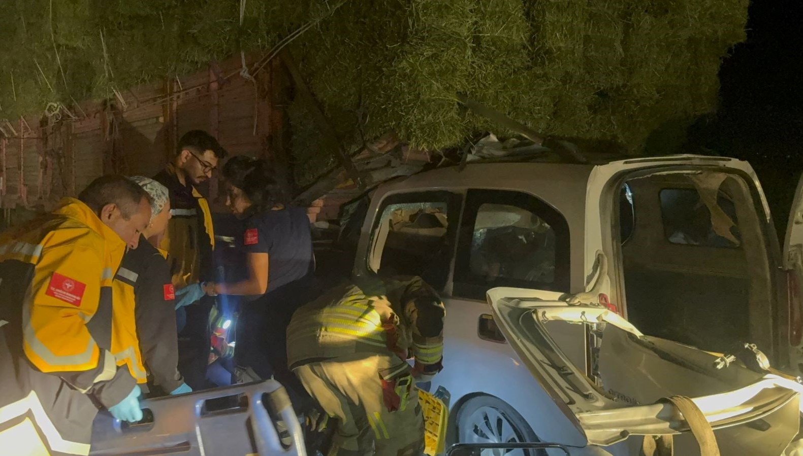 Araç kamyonun altına girdi: 2 ölü, 1 yaralı