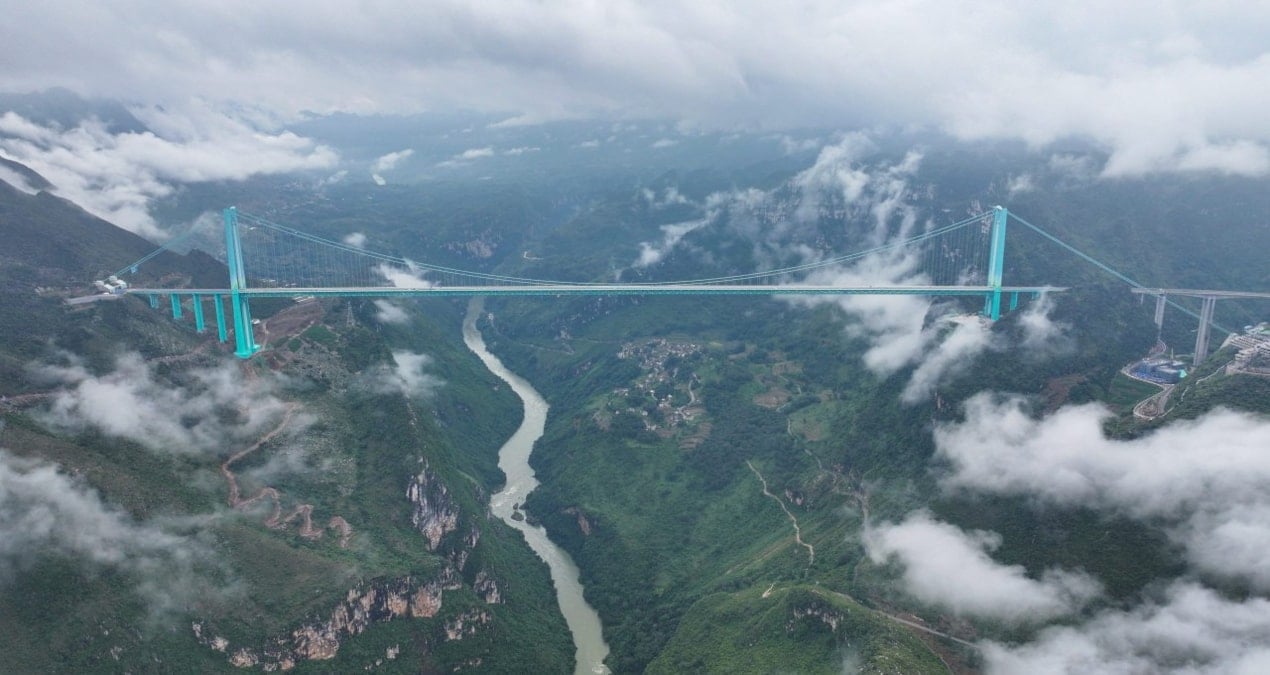 Dünyanın en ‘yüksekteki köprüsü’ açıldı