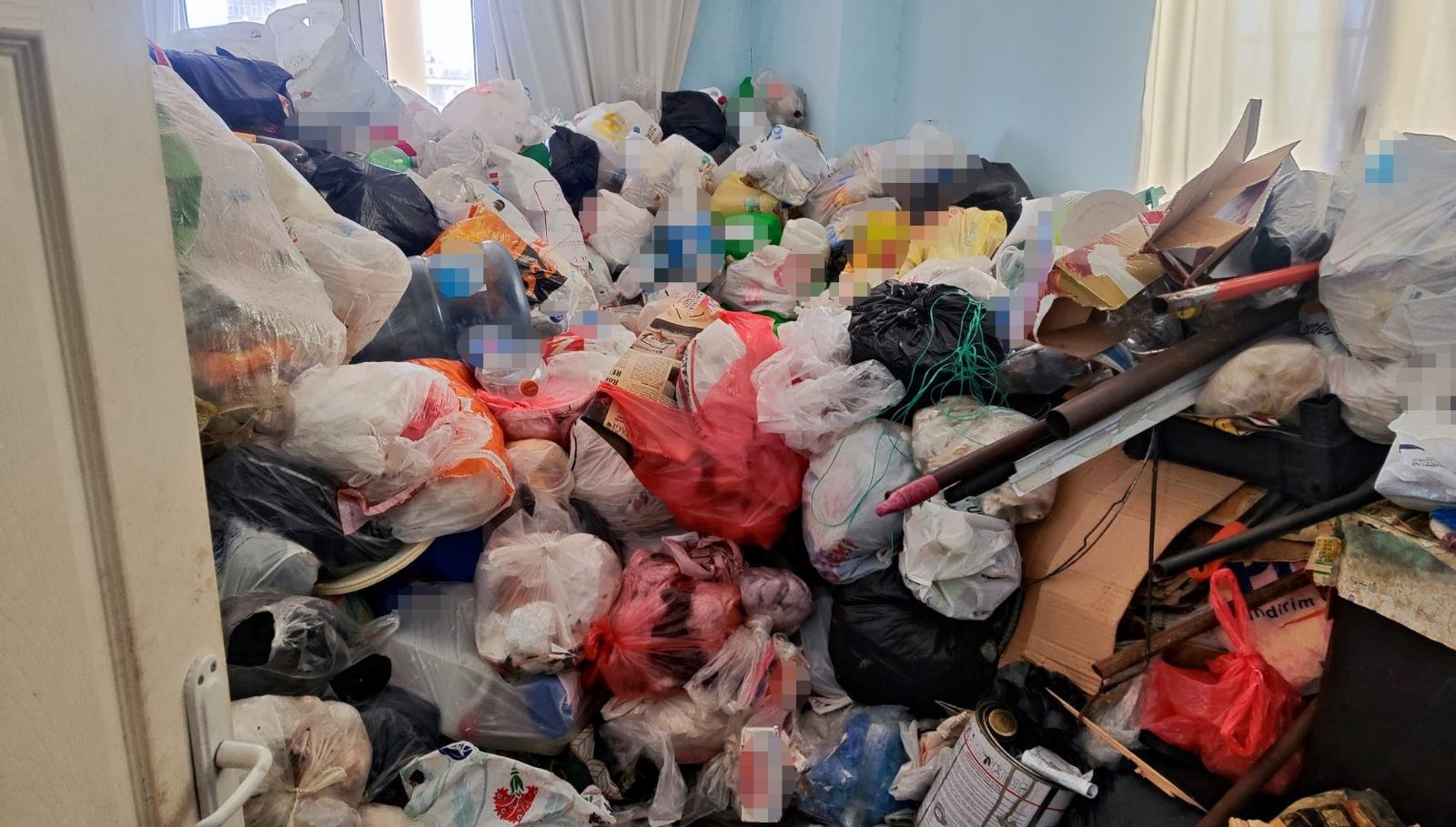 Komşular kötü kokuya dayamadı: Evden iki kamyon çöp çıktı