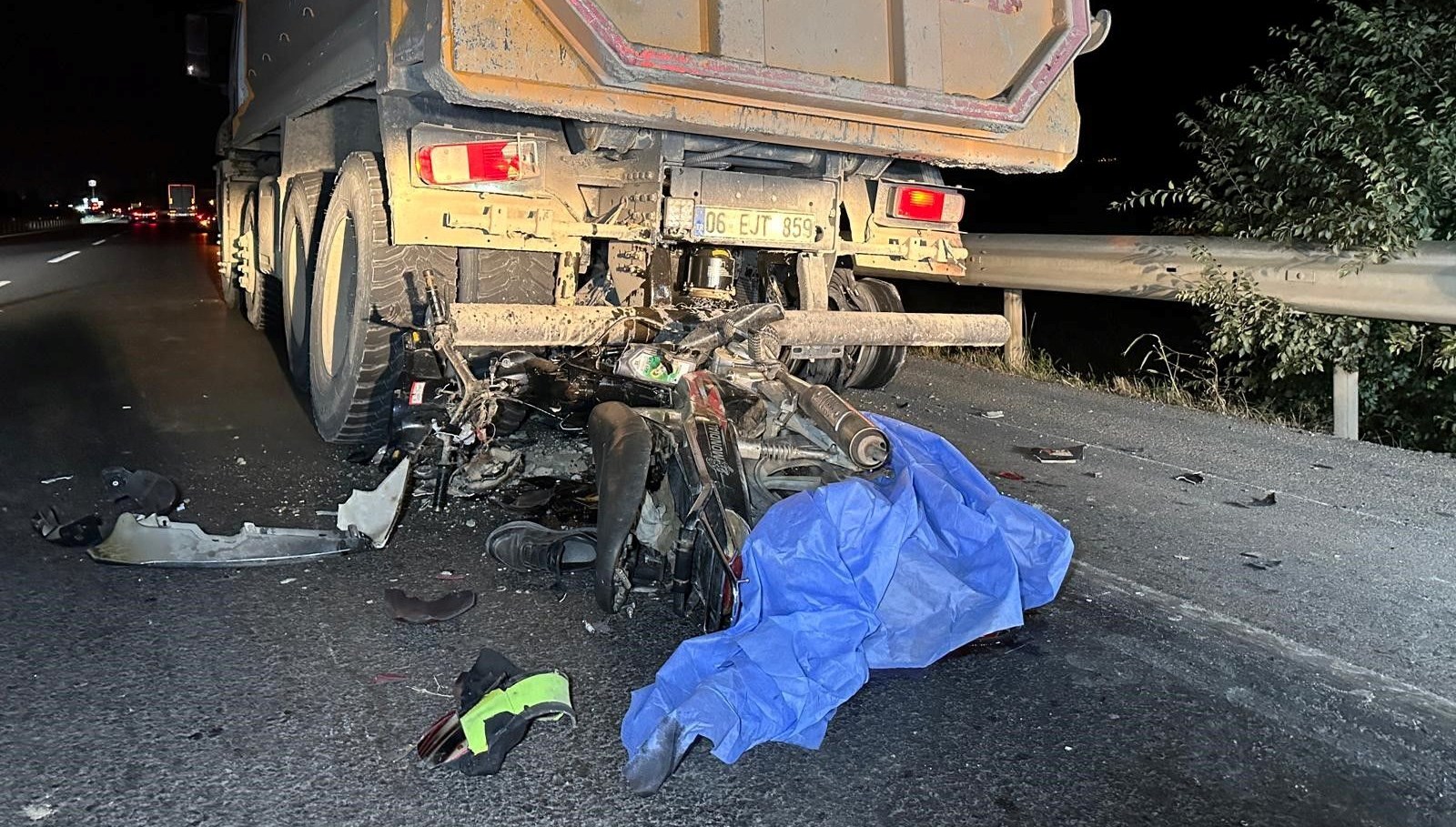 Motosiklet kamyona arkadan çarptı:  Sürücü hayatını kaybetti