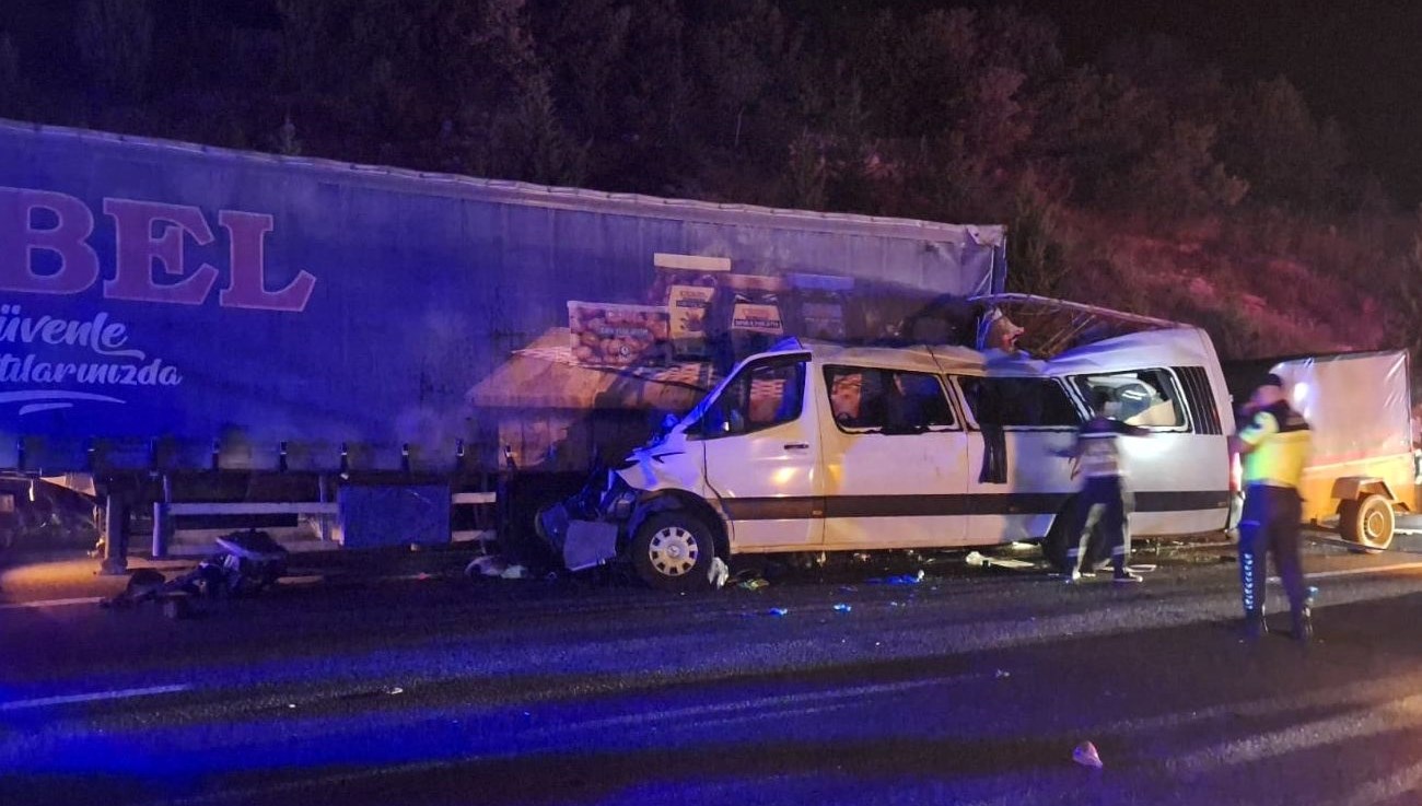 Tarım işçilerini taşıyan minibüs TIR’a çaptı: 3 kişi öldü, 16 kişi yaralandı