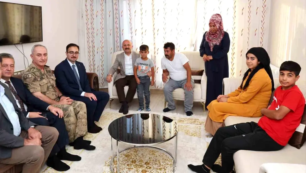 Vali Varol, Depremzedeleri Ziyaret Etti