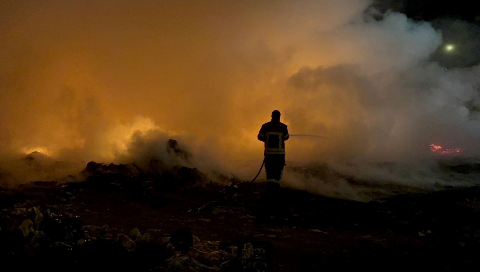 Atık yangını eve sıçramadan söndürüldü