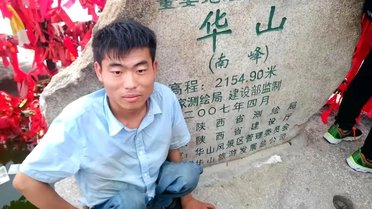 Çin’de okuma yazmayı 16 yaşında öğrenip doktor olan dilenci