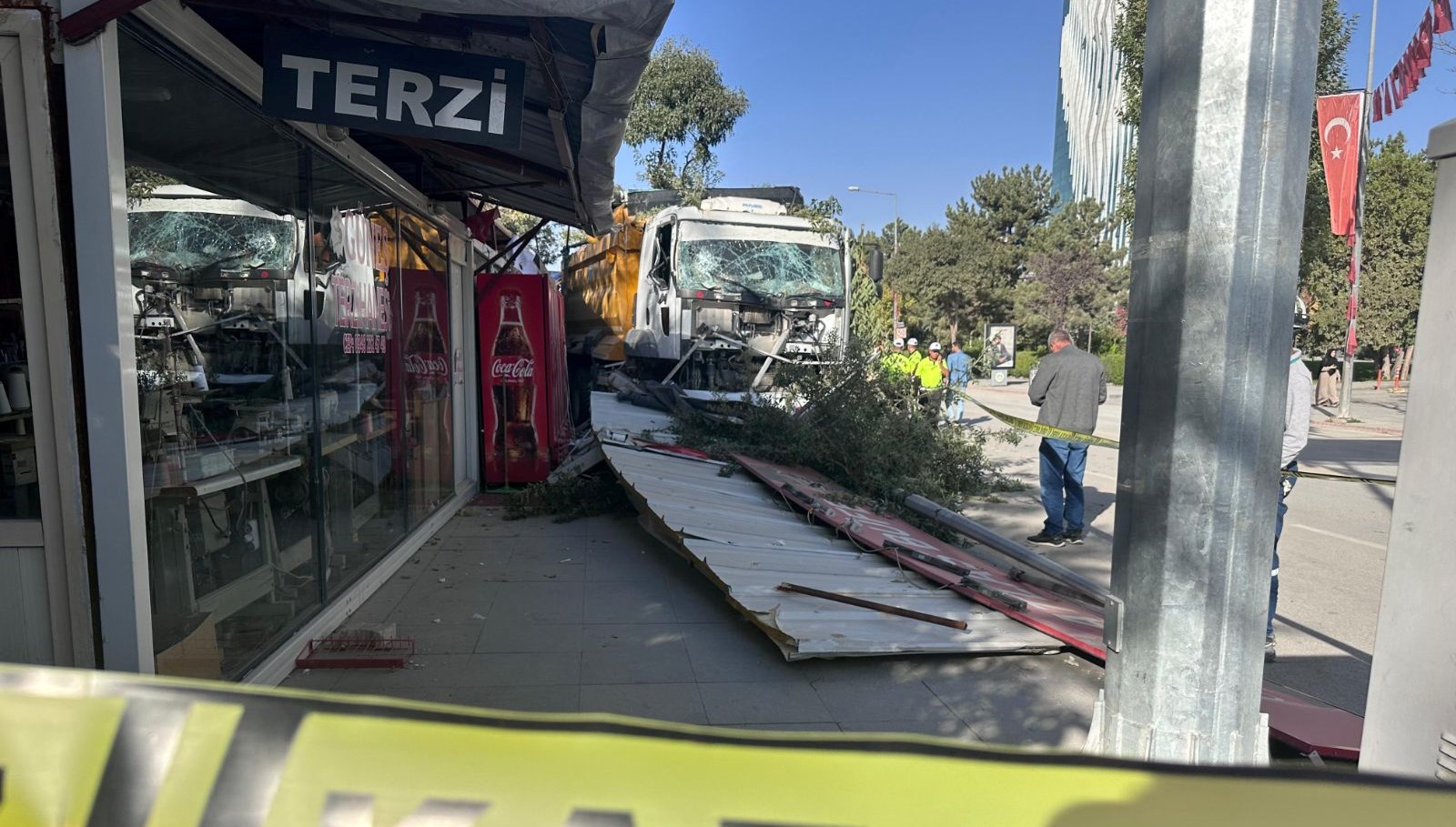 Freni boşalan kamyon 7 iş yerine çarptı, sürücü yaralı