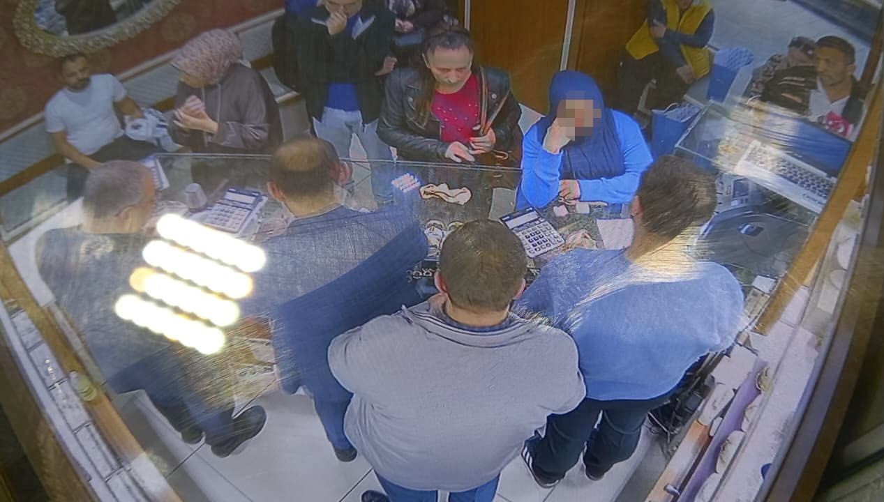 Müşteri gibi girdi, kolundaki sahte bilezikleri gerçekleri ile değiştirip kaçtı
