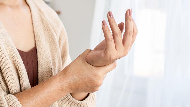 Sessiz tehdit Artrit: Sadece yaşlıları vurmuyor! Eklem ağrılarını hafife almayın