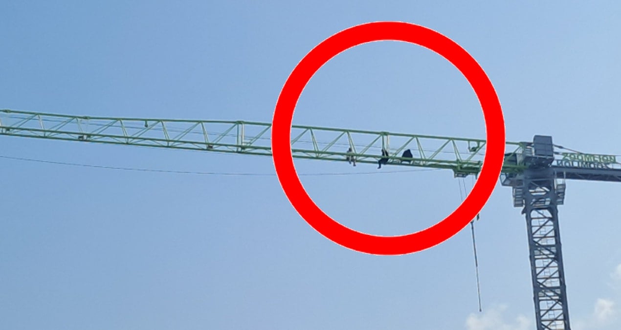 24 saati aşkın süre vinçte eylem yaptılar!