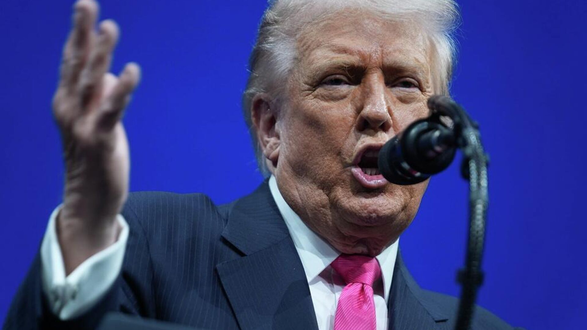 ABD Başkanı Trump: Venezüella üzerindeki ve çevresindeki hava sahasının tamamen kapalı olduğunu var sayın