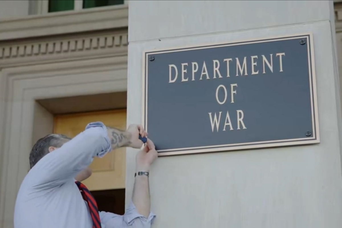 ABD Başkanı Trump’ın kararnamesi sonrası Pentagon tabelaları’ Savaş Bakanlığı’ yazısıyla değiştirildi