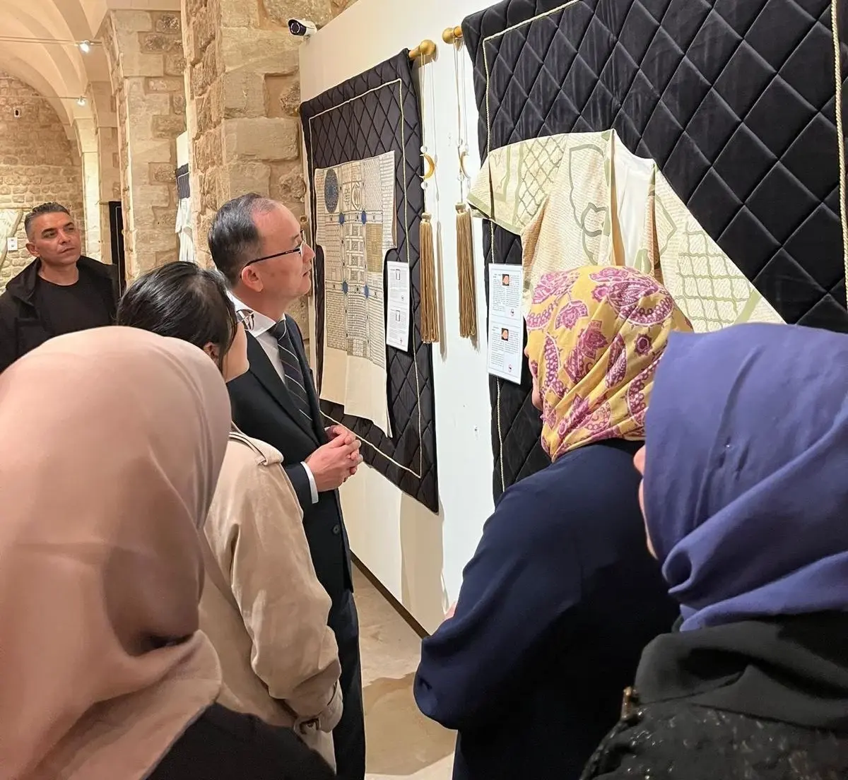 Çin Büyükelçisi Mardin’de Sergiyi Ziyaret Etti