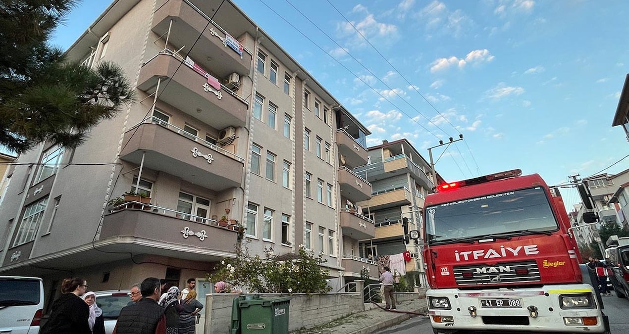 Dört katlı aparmanda yangın paniği