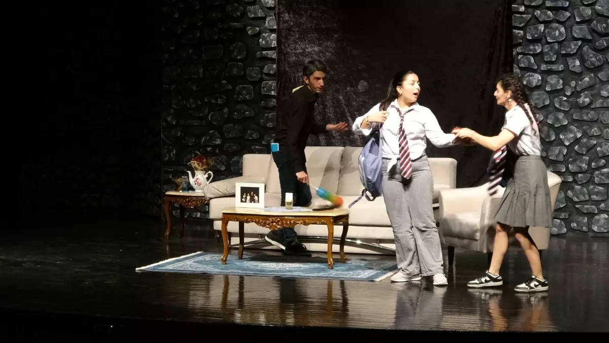 İşitme Engelli Alperen Aslan İçin Önce Tiyatro, Sonra Tedavi