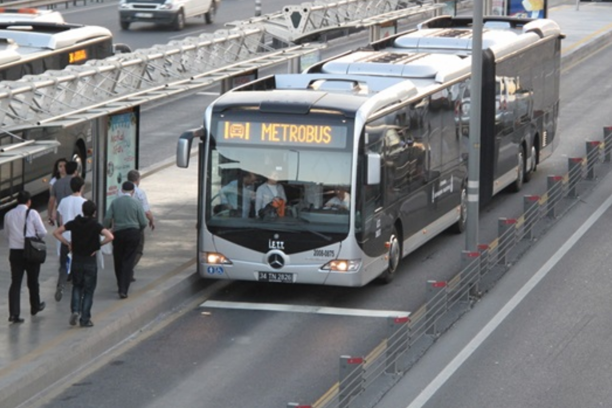 İstanbul Büyükşehir Belediyesi, özel günlerde metrobüslerin Fatih Sultan Mehmet Köprüsü’nü kullanmasına karar verdi