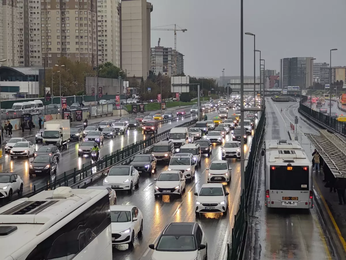 İstanbul’da Sabah Yağışı Trafiği Felç Etti