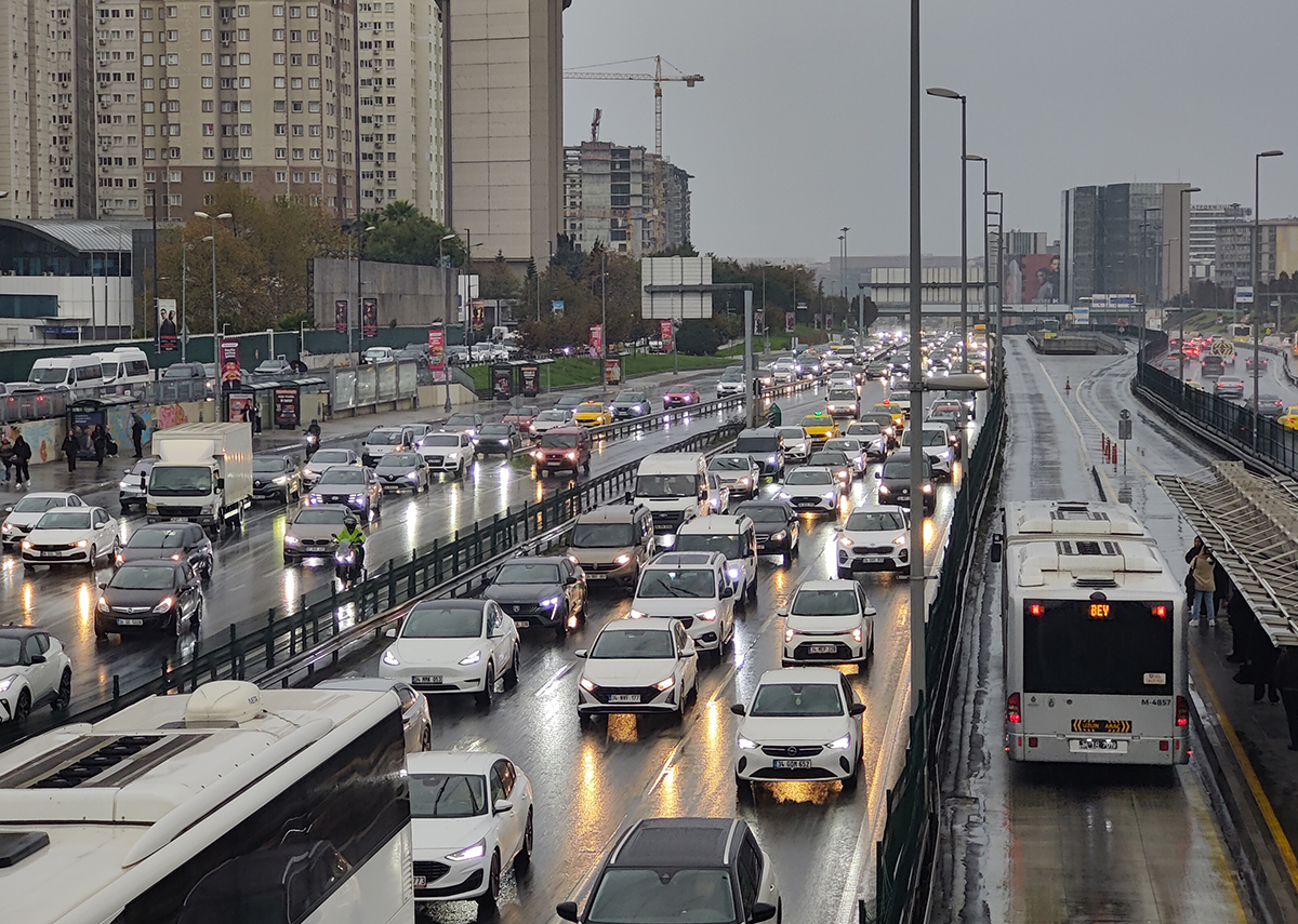 İstanbul’un sağanak çilesi: Trafik ilerlemedi, metrobüs duraklarında yoğunluk oluştu
