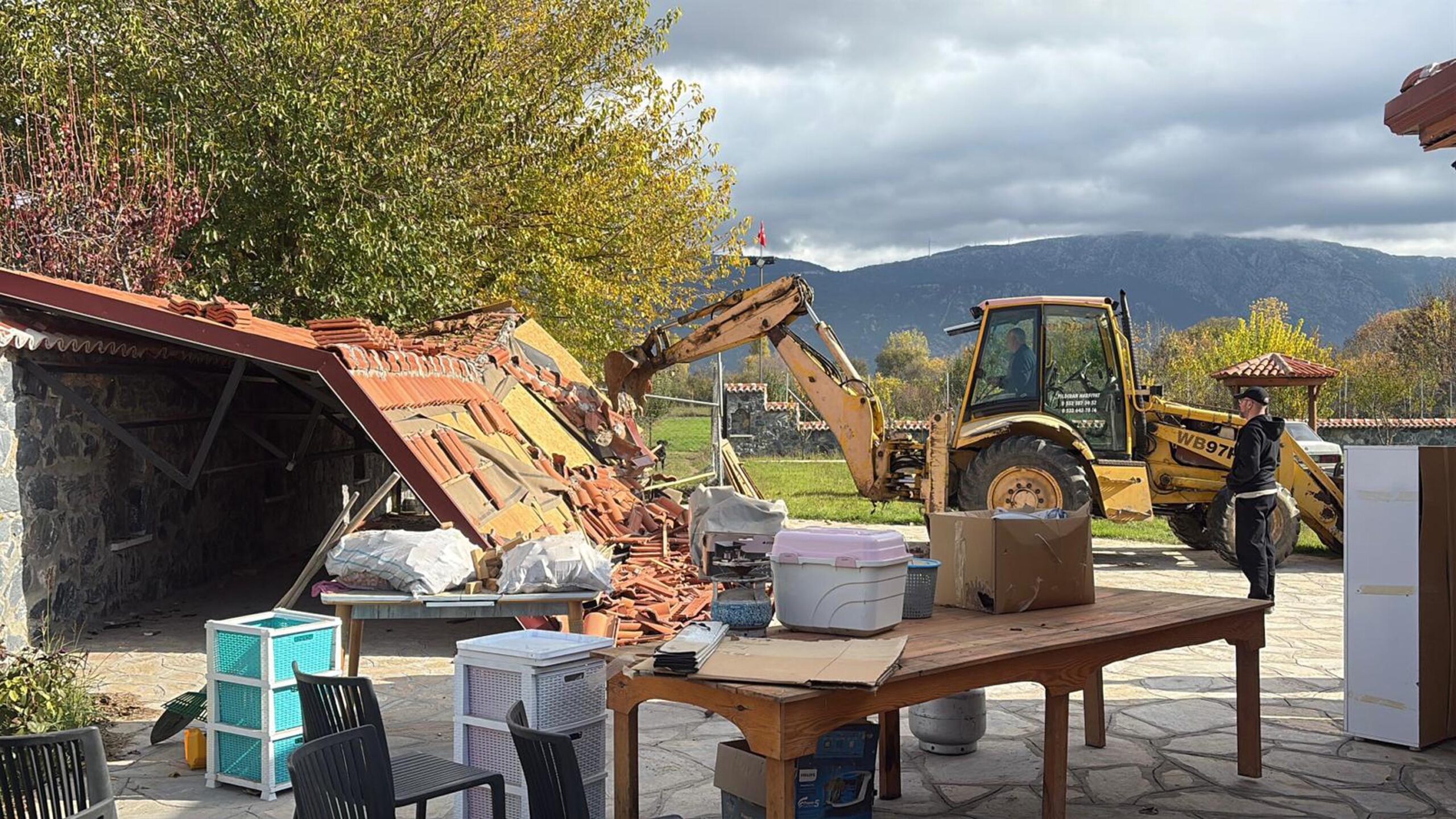 Karabağlar Yaylası’nda kaçak yapılar yıkılıyor