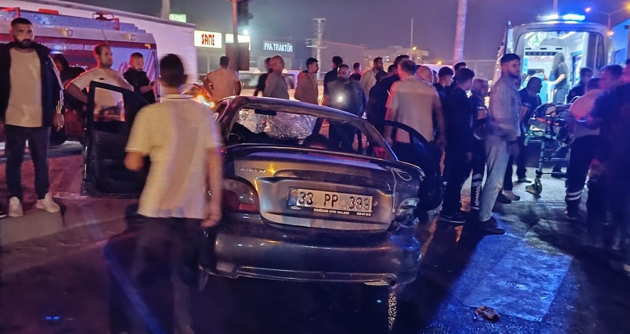 Tarsus’ta minibüs ve otomobil çarpıştı: 10 Kişi Yaralandı