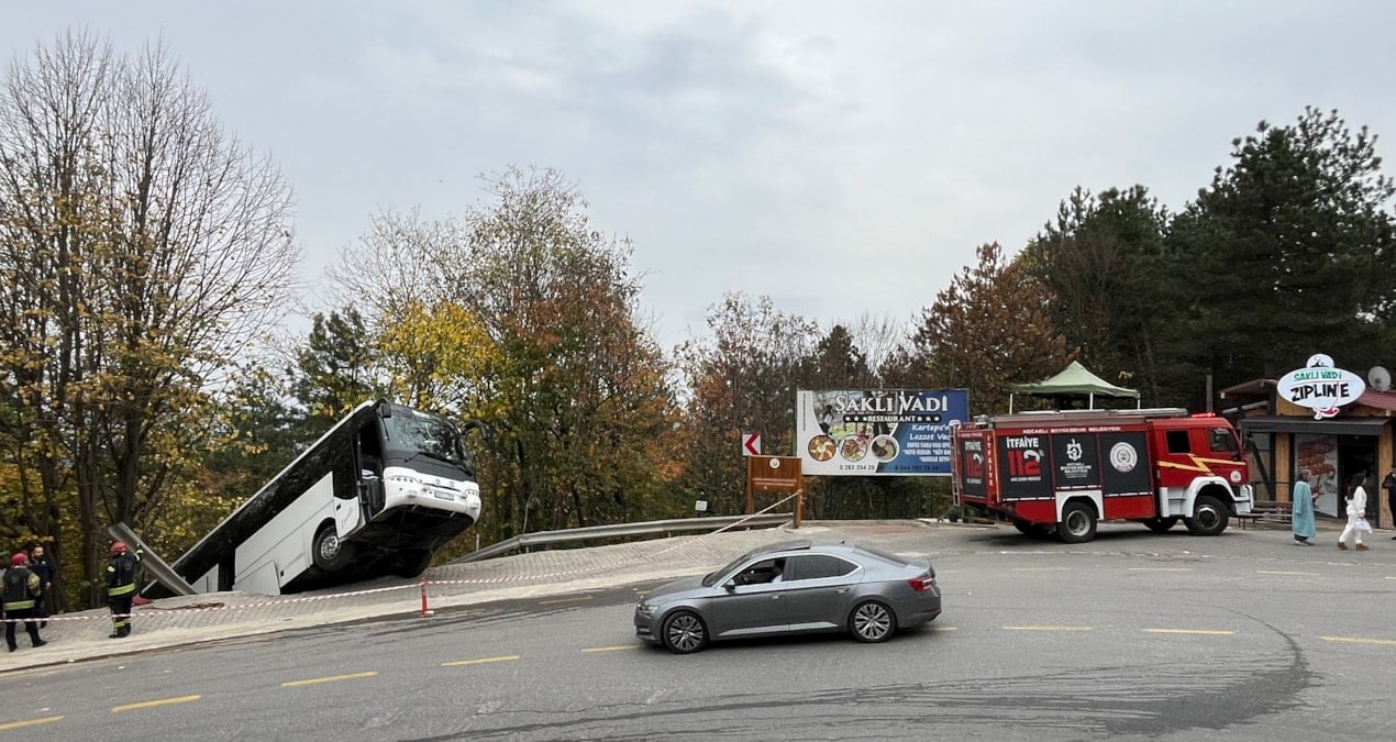Tur otobüsü şarampolden aşağı düştü: Faciadan kıl payı dönüldü!