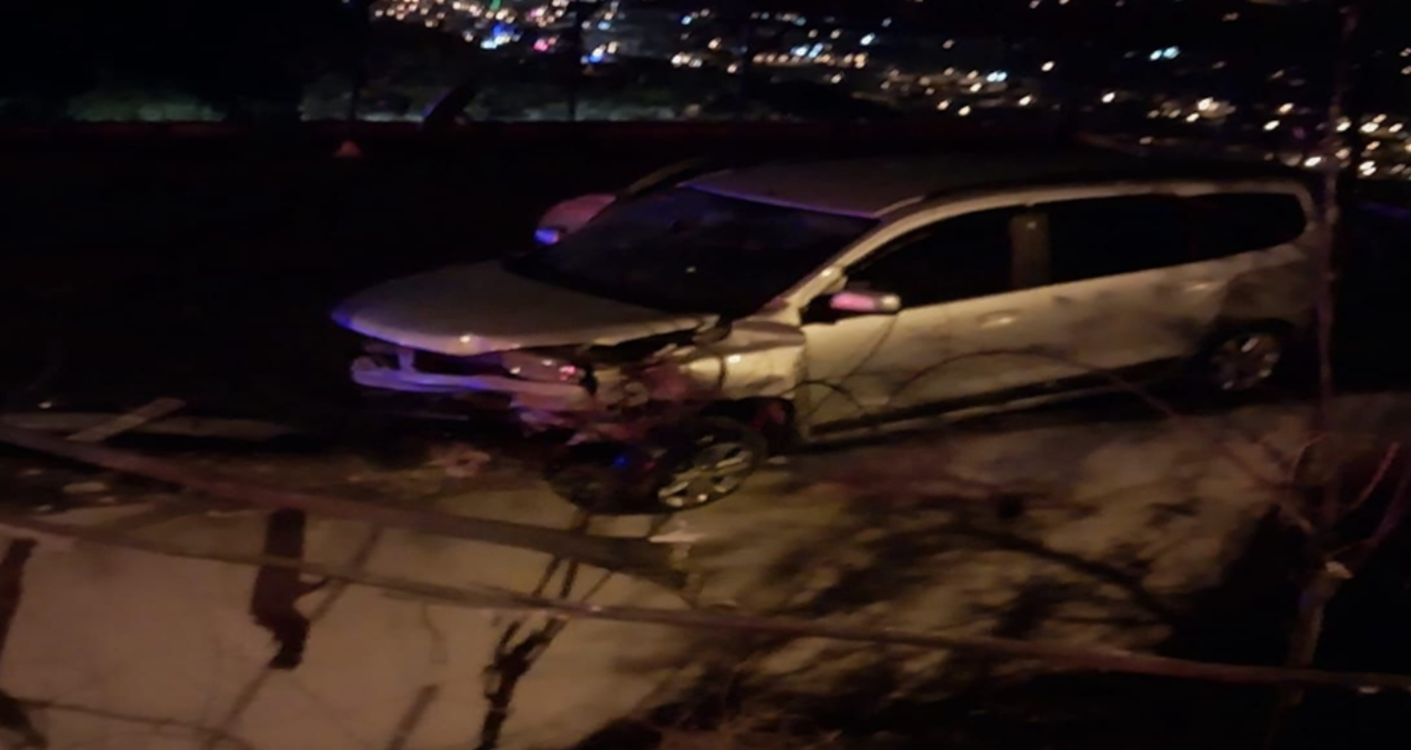 Virajı alamayan otomobil, evin damına düştü: 4 yaralı