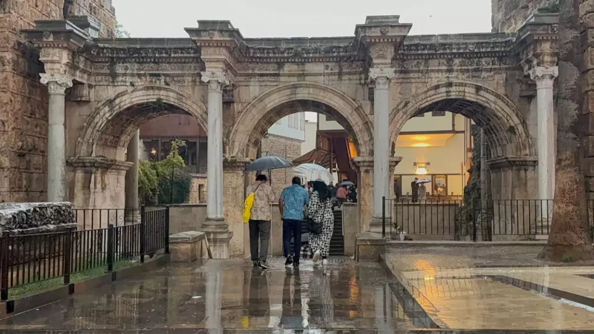 Antalya’da Şiddetli Yağış Hayatı Olumsuz Etkiledi