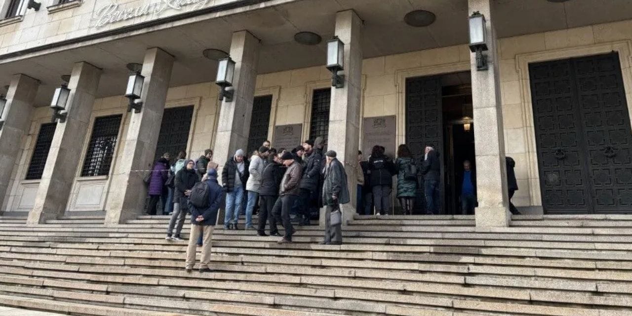 Bankadan para satın almak için sıraya girdiler