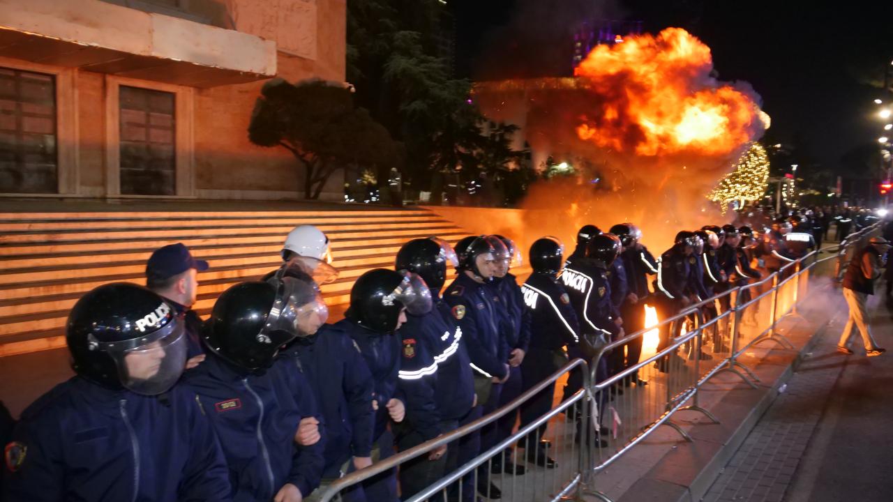 Başbakanlık ofisine molotoflu saldırı! Arnavutluk’ta protestolar büyüyor