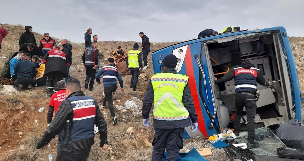 Cezaevi nakil aracı devrildi! 9 kişi yaralandı