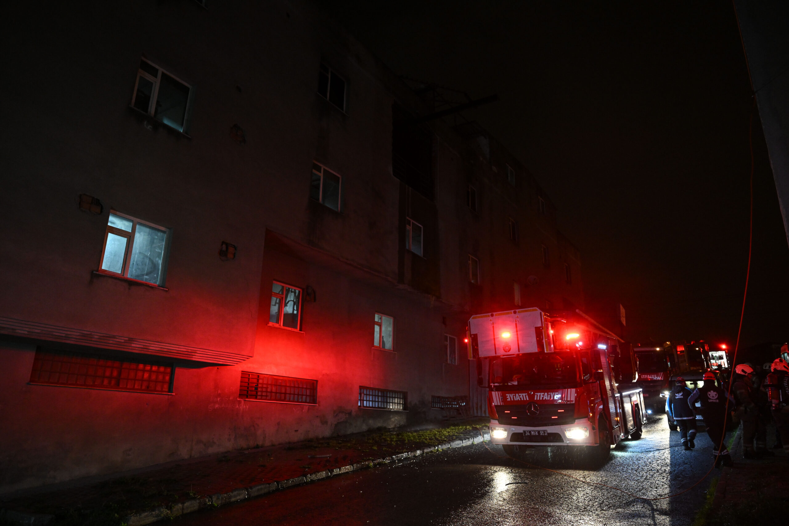 İstanbul’da fabrika yangını. 1’i ağır 3 kişi yaralandı