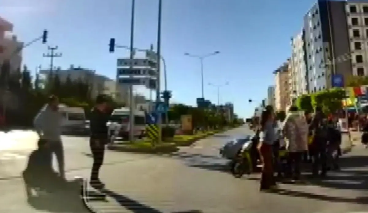 O anlar kamerada: Kırmızı ışıkta geçen otomobil motosikletliye çarptı