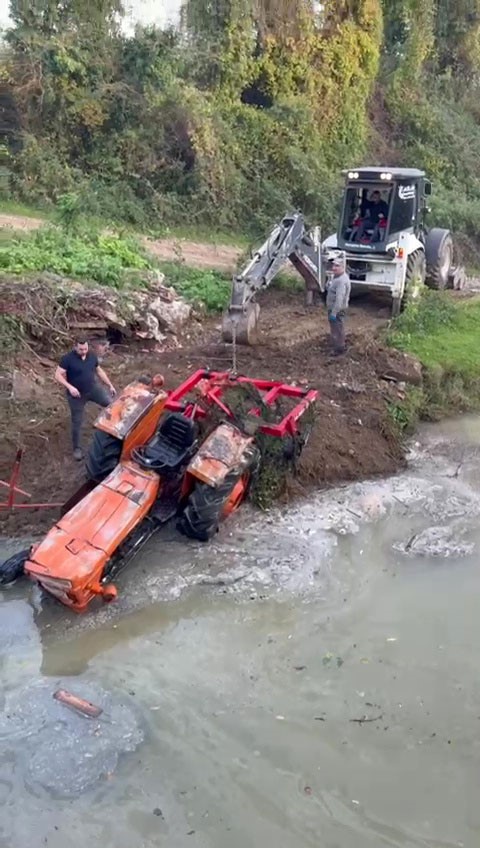 Samsun’da traktör sulama kanalına devrildi