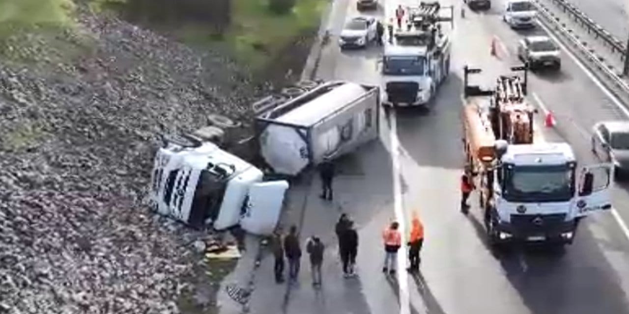 TEM Otoyolu’nda tanker kazası: Trafik tek şeride düştü