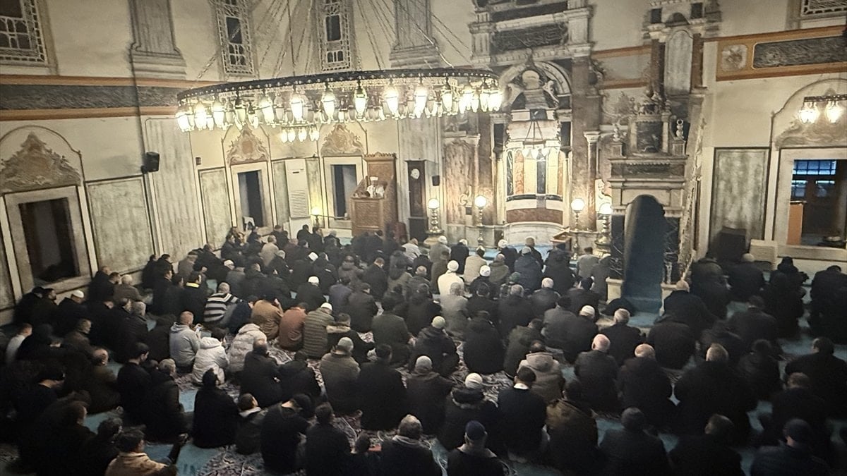 Türkiye genelinde Regaip Kandili camilerde dualarla idrak edildi