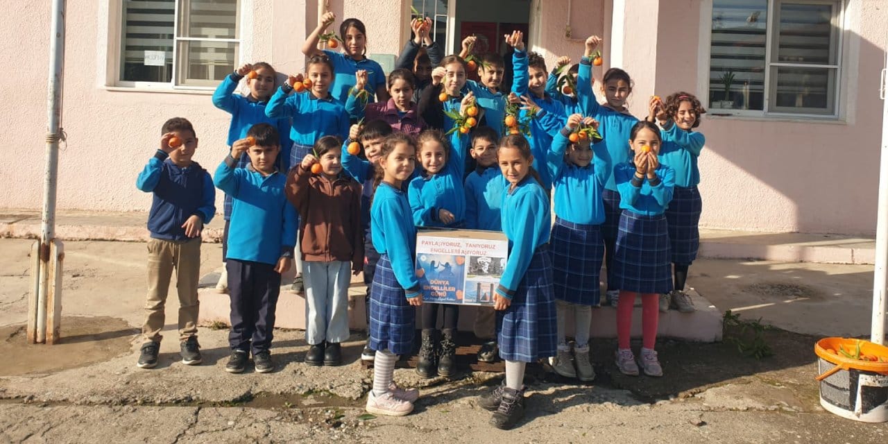 Yürek ısıtan görüntüler: Topladıkları mandalinaları engelli arkadaşlarına gönderdiler