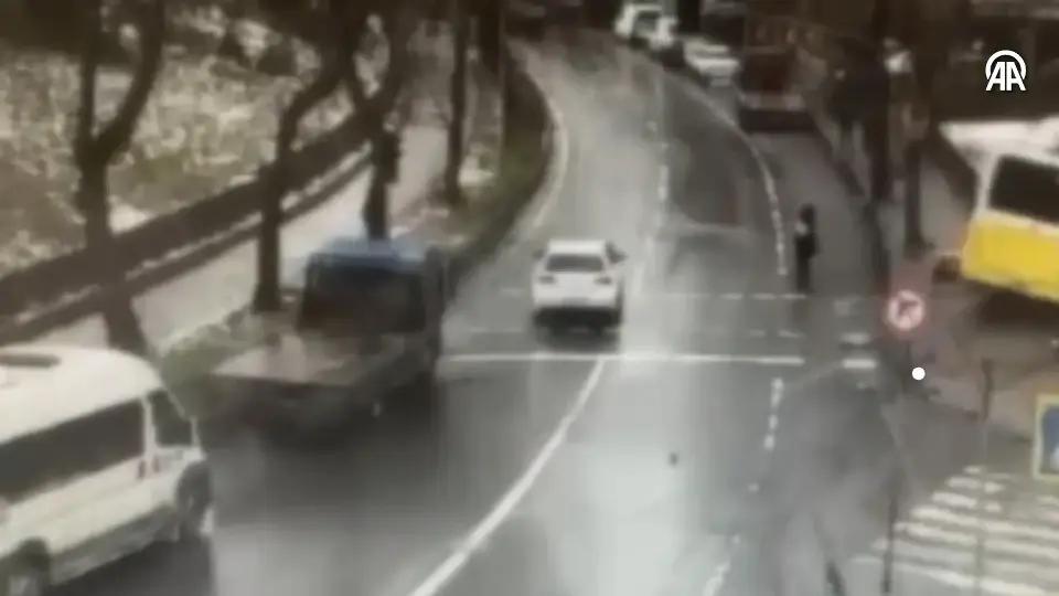 Esenler’de İETT otobüsünün otoparka dalma anı kamerada