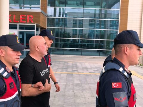 Son dakika unlu yonetmen ezel akay gozaltinda evinden cikanlar soke etti qgKVeW1x