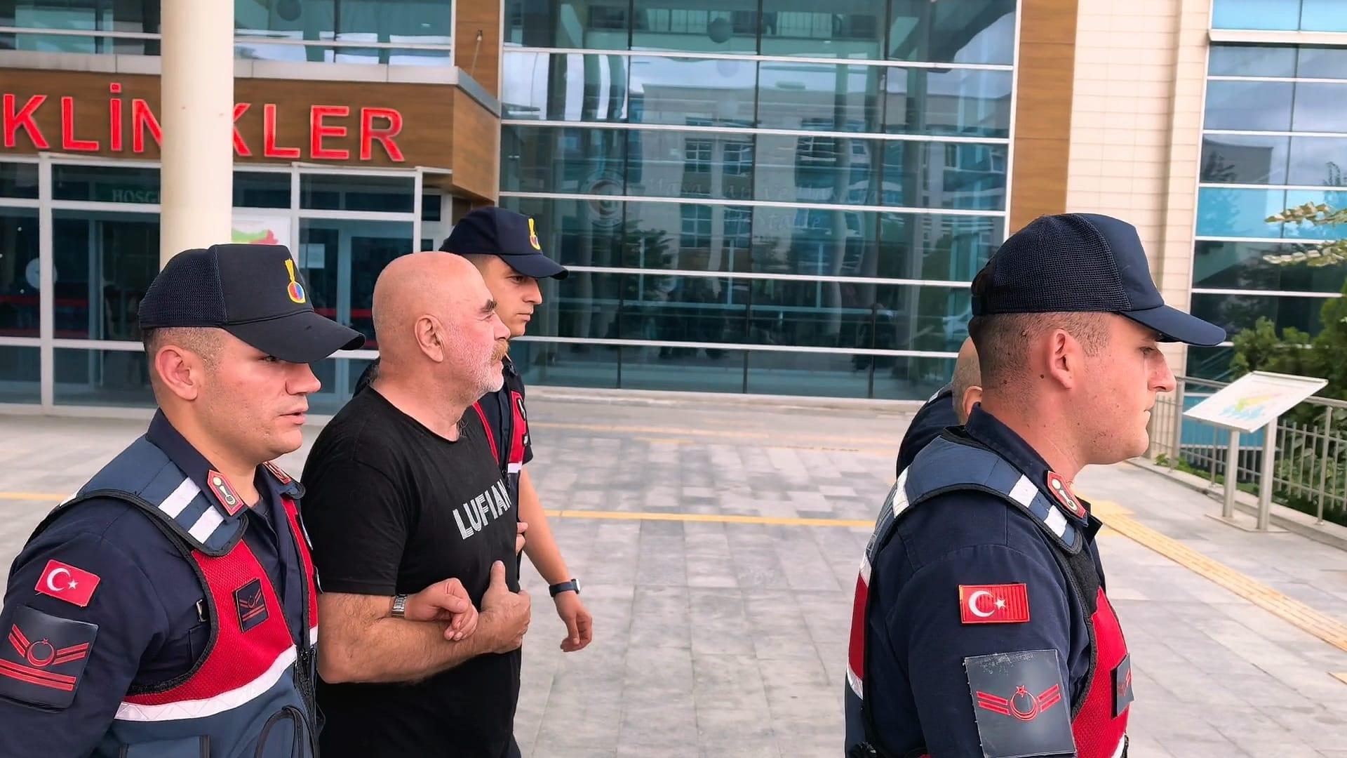 Son dakika unlu yonetmen ezel akay gozaltinda evinden cikanlar soke etti qgKVeW1x